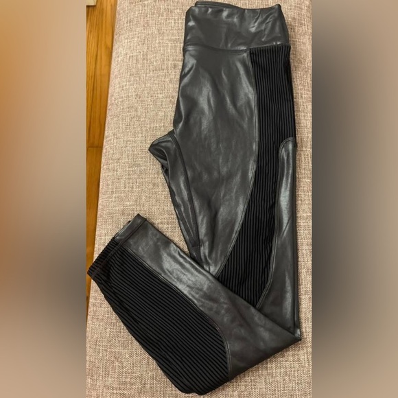 Fabletics MOTION365+ CONTOUR HIGH-WAISTED LEGGING
Size large
New with tags - Picture 1 of 2